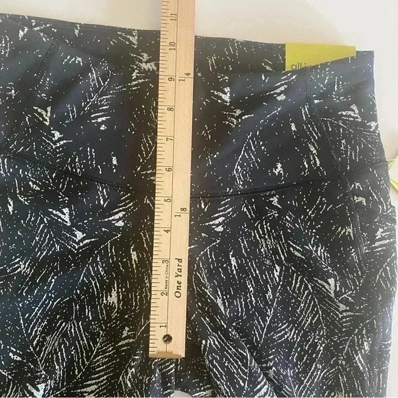 NWT All in Motion High Rise 7/8 Legging Black & White Patterned Size Small - Picture 6 of 8